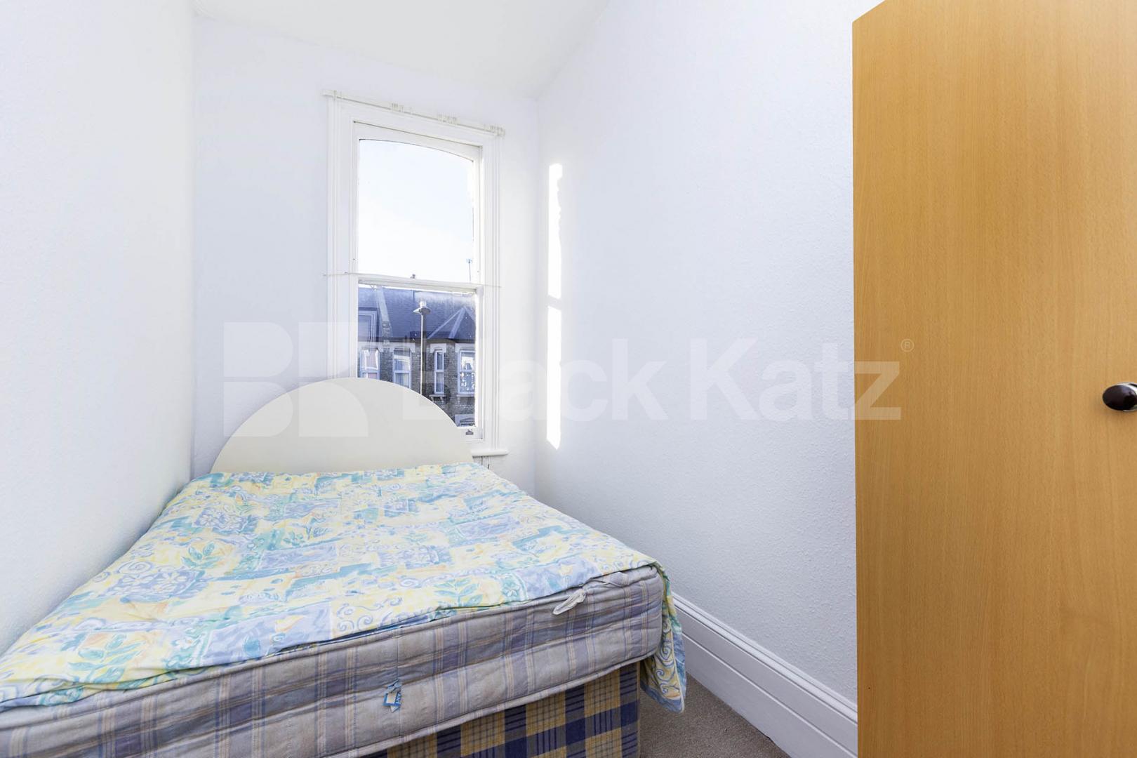 3 bedroom perfect for shares close to a Piccadilly line Sydney Road, Turnpike Lane 